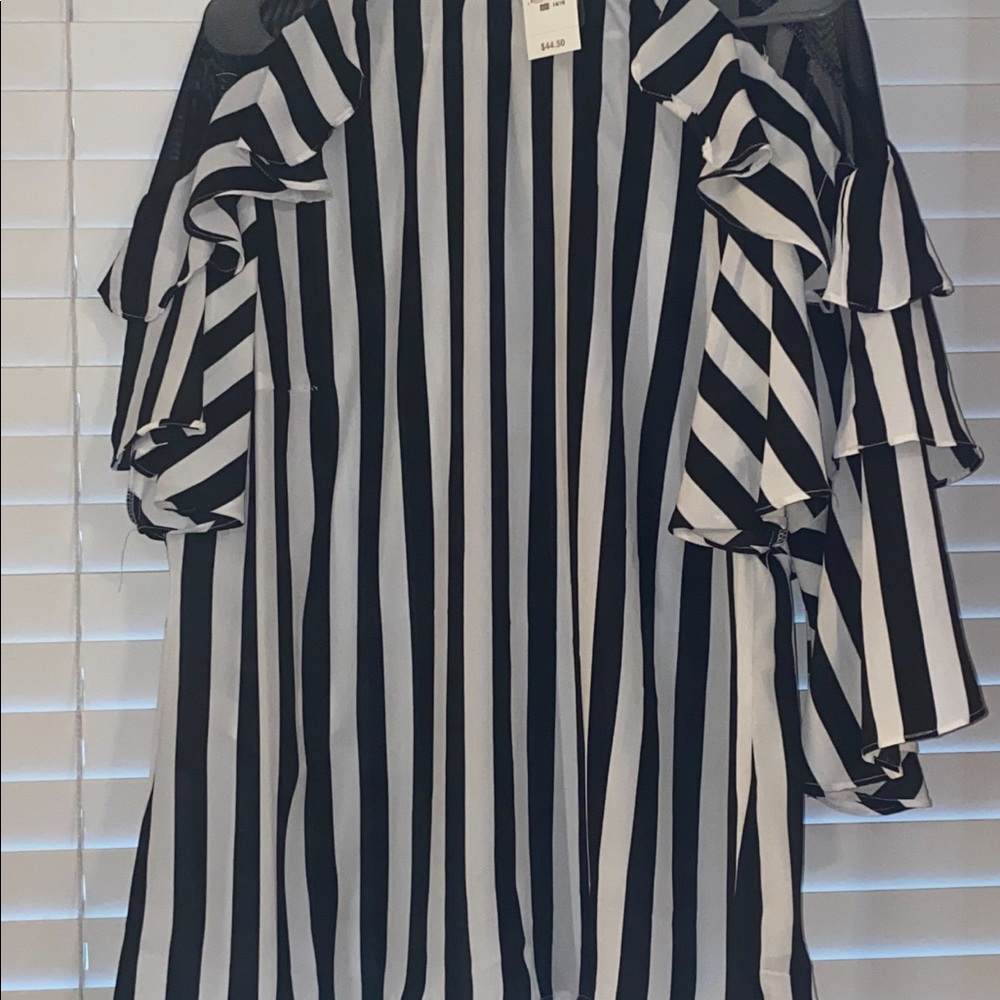 Women’s plus sized 14/16 striped top. - Picture 2 of 4
